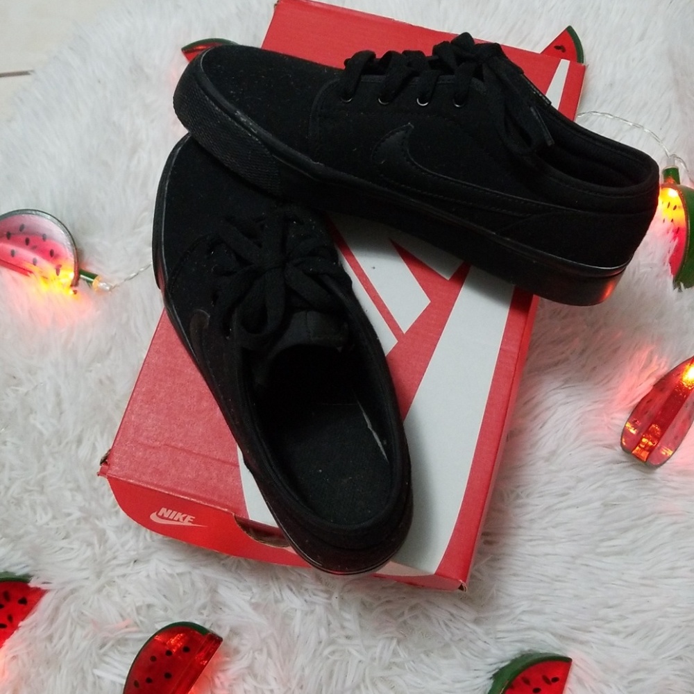 Nike Toki Low Canvas size 4.5Y